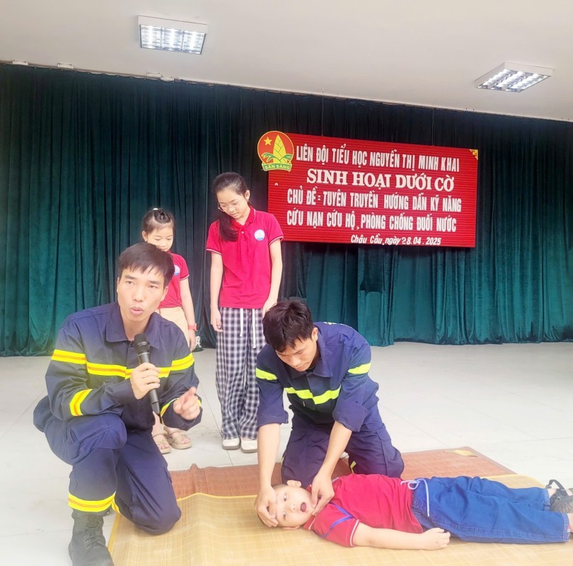 Hoạt động dưới cờ: "Tuyên truyền kỹ năng cứu nạn, cứu hộ và phòng chống đuối nước"