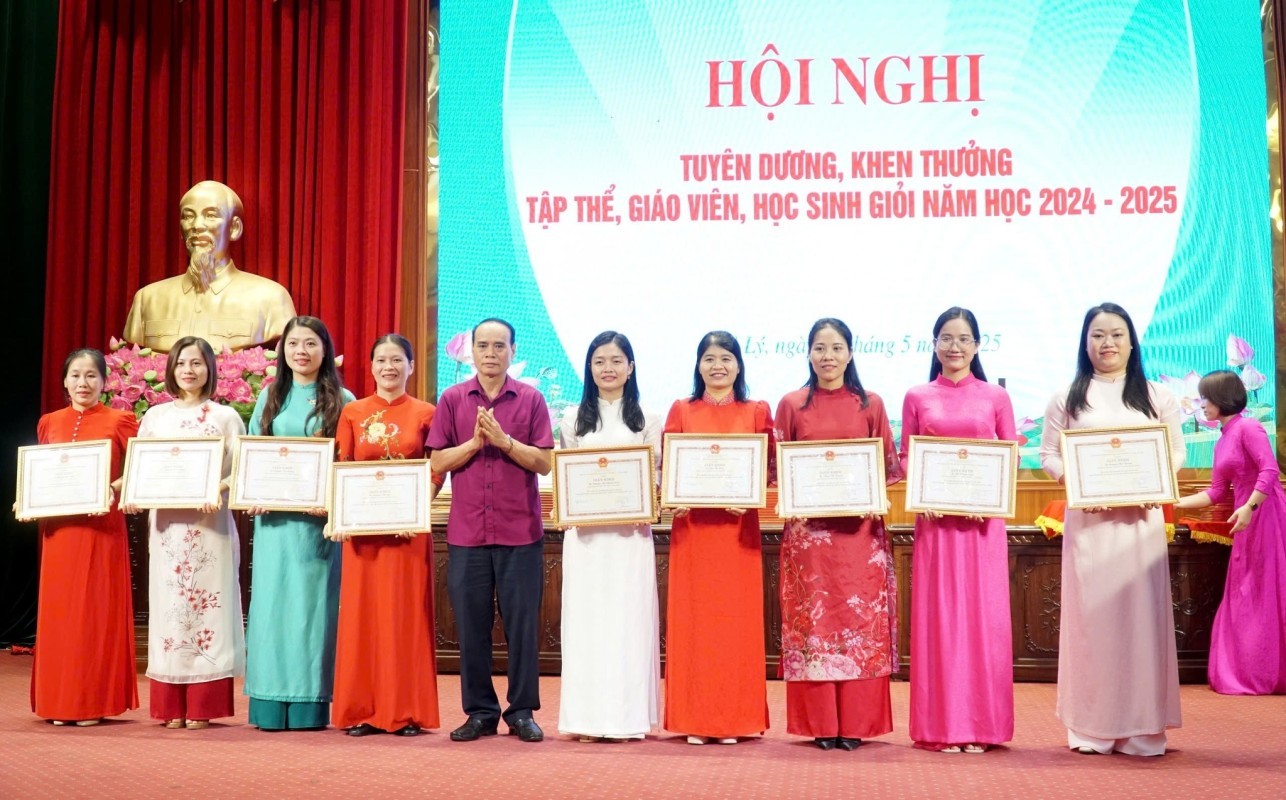 Hội nghị tuyên dương, khen thưởng tập thể, giáo viên, học sinh giỏi năm học 2024-2025