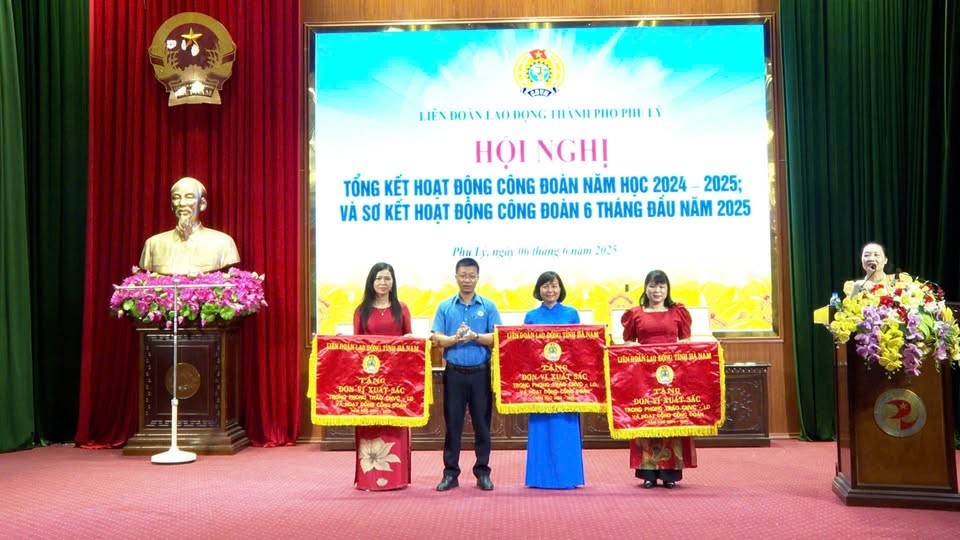 Công đoàn trường TH Nguyễn Thị Minh Khai được Liên đoàn Lao động Tỉnh Hà Nam trao tặng Cờ thi đua